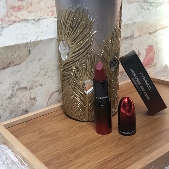 New MAC LOVE ME LIPSTICK IN A RICH HOLIDAY PARTY RED “E FOR EFFORTLESS” - Picture 2 of 3